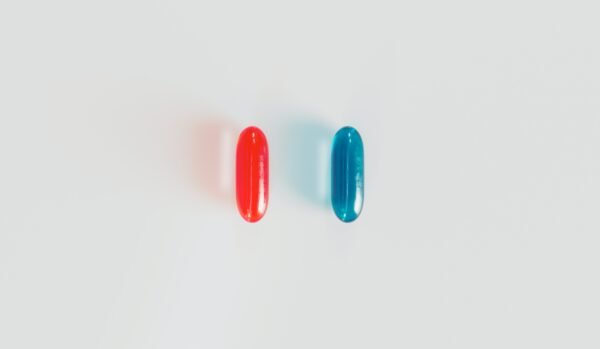 une pilule bleu et une pilule rouge : symbole du bon choix en référence au film matrix