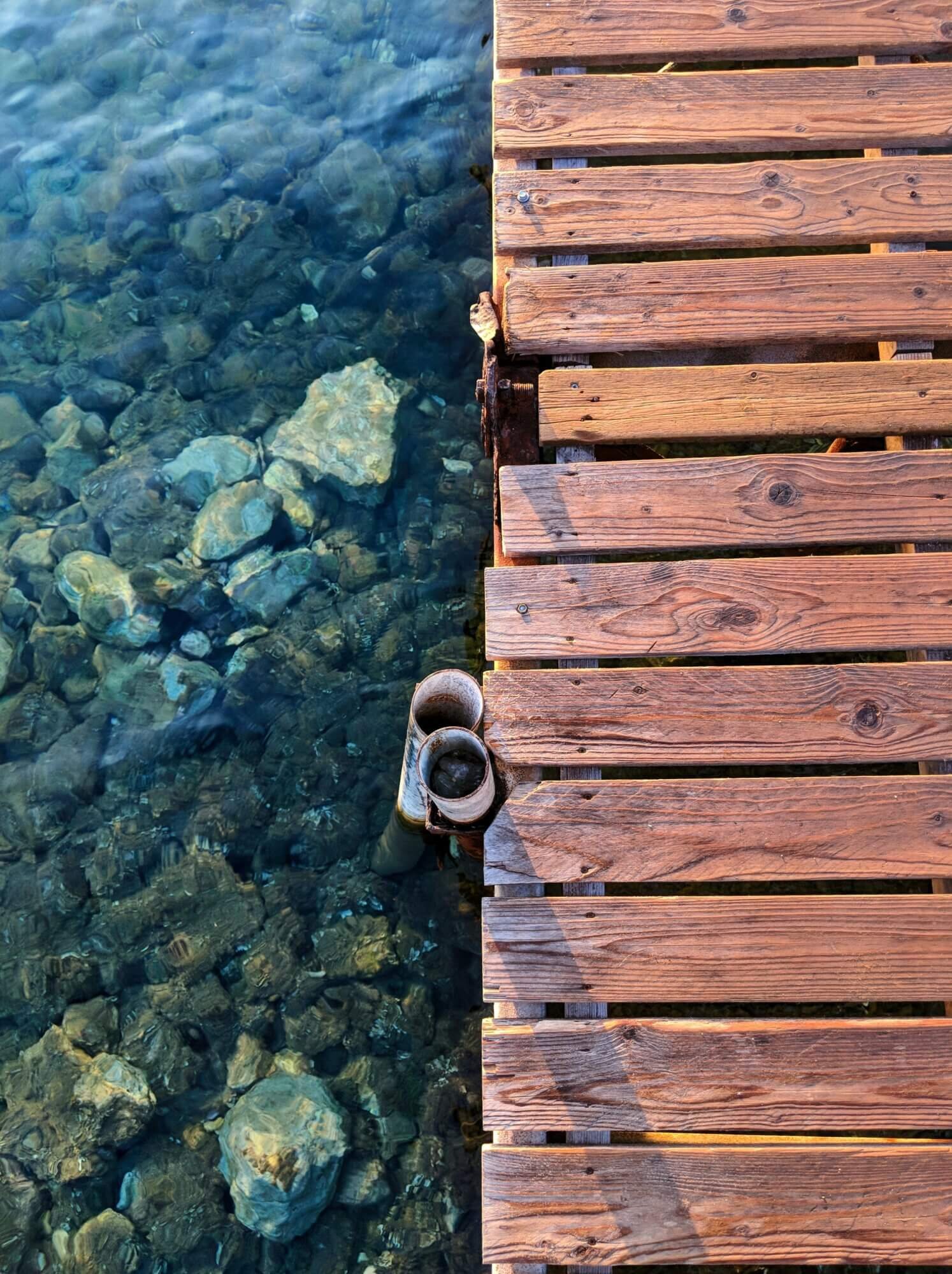 un pont au dessus d'une eau limpide